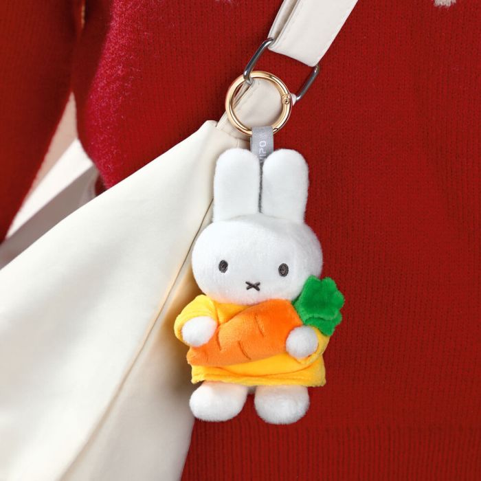 Miffy Keyring: Miffy with Carrot