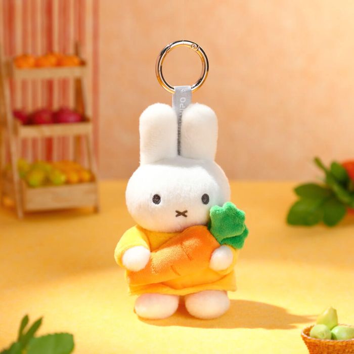 Miffy Keyring: Miffy with Carrot