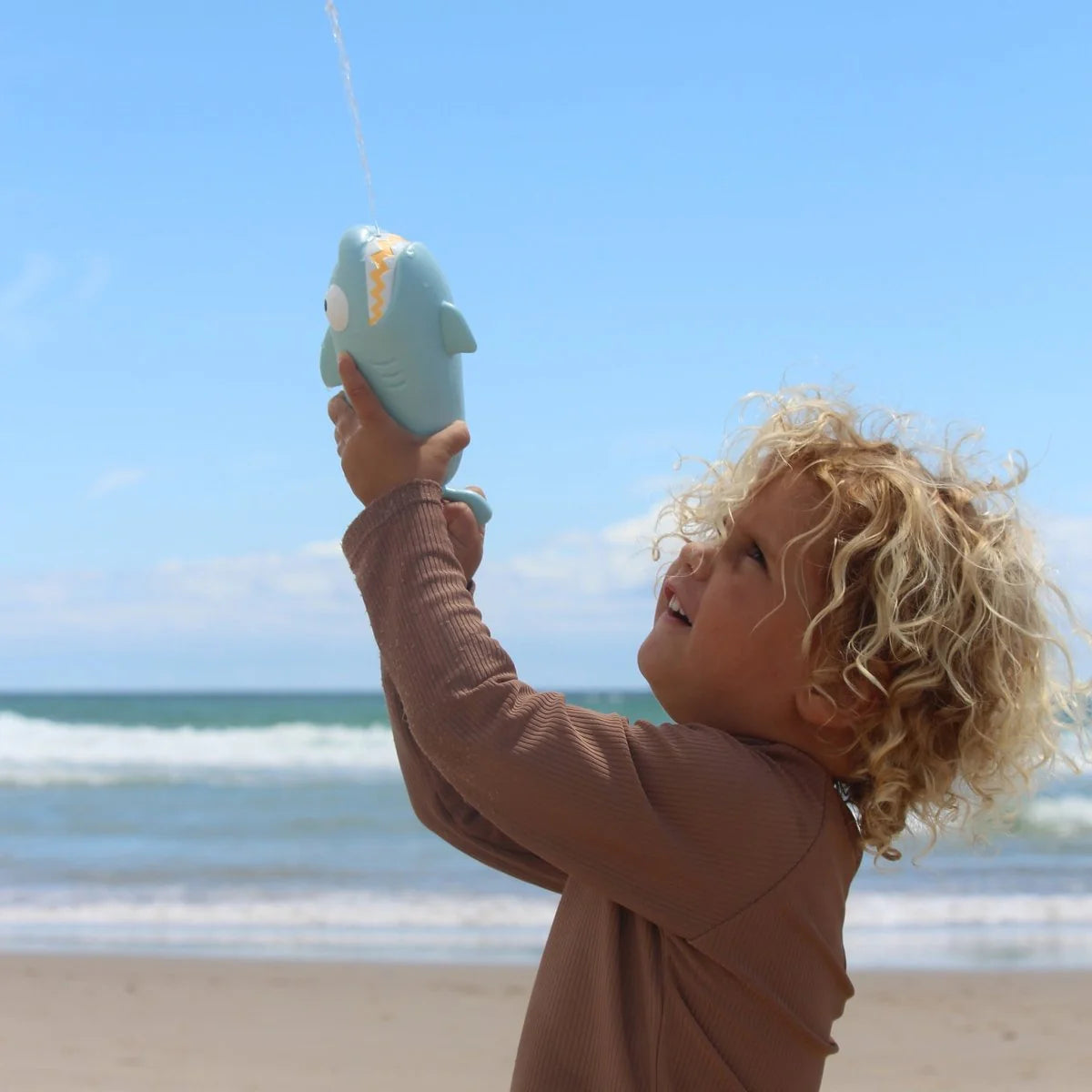 Sunnylife: Water Squirters Shark Pastel Blue