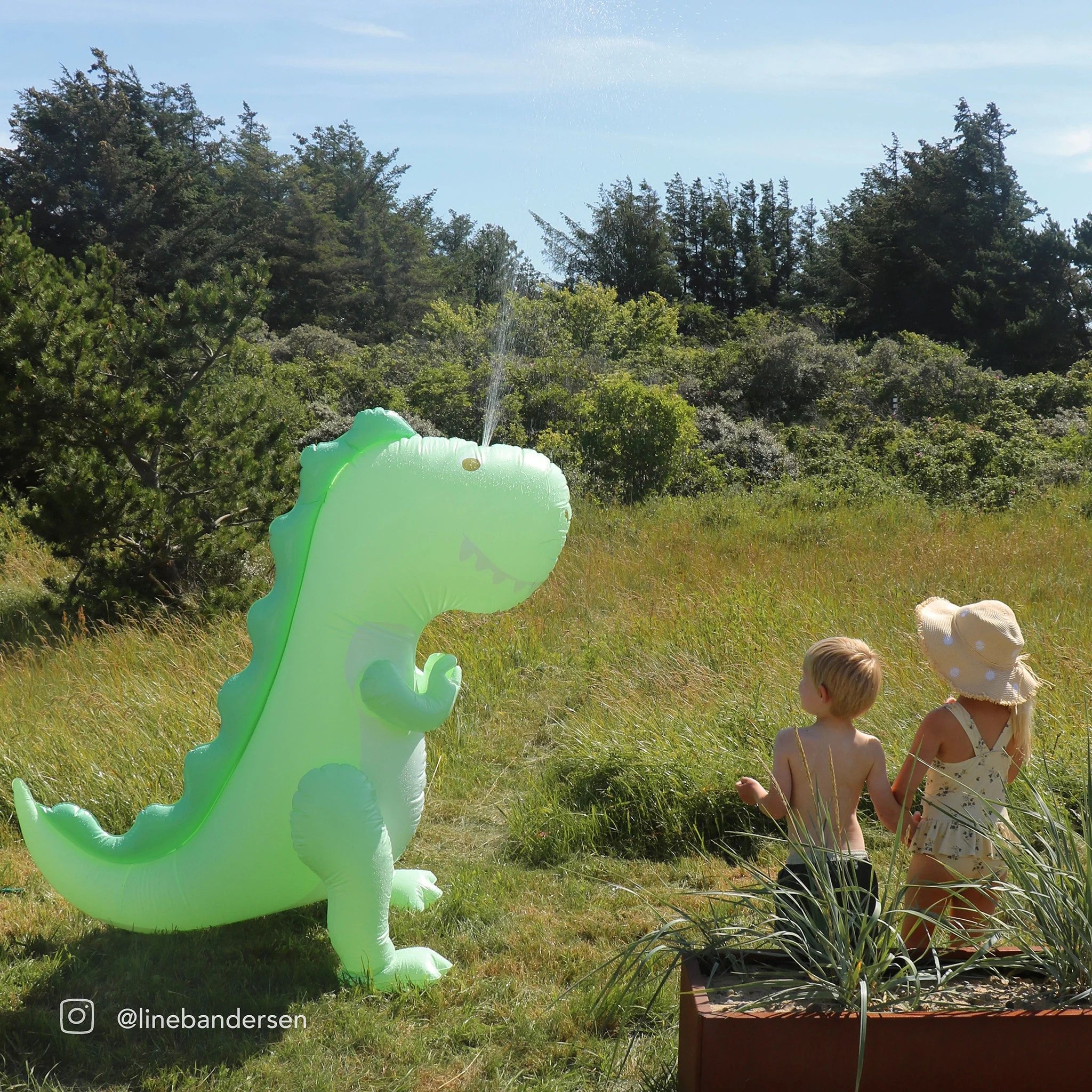 Sunnylife: Inflatable Giant Sprinkler Surfing Dino