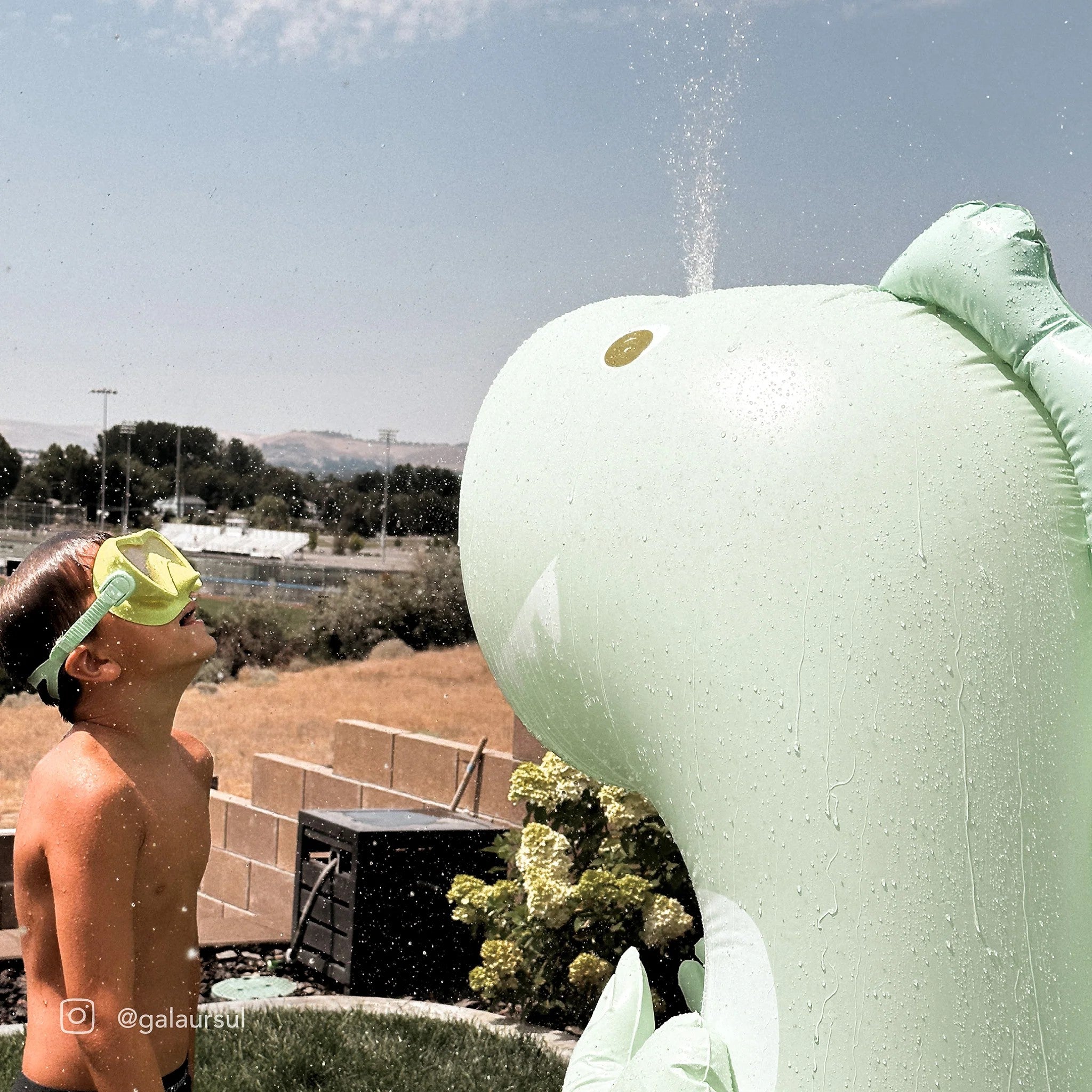 Sunnylife: Inflatable Giant Sprinkler Surfing Dino